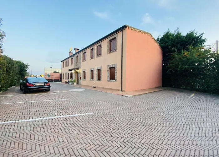 Le Corti 2* פררה